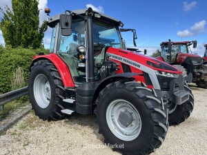TRACTEUR MF 5S105 + ADPT MX Fertiliser spreader